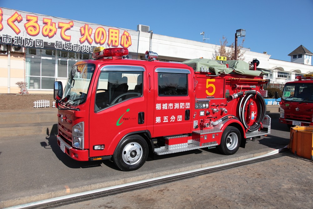 稲城市消防出初式 第五分団の消防車