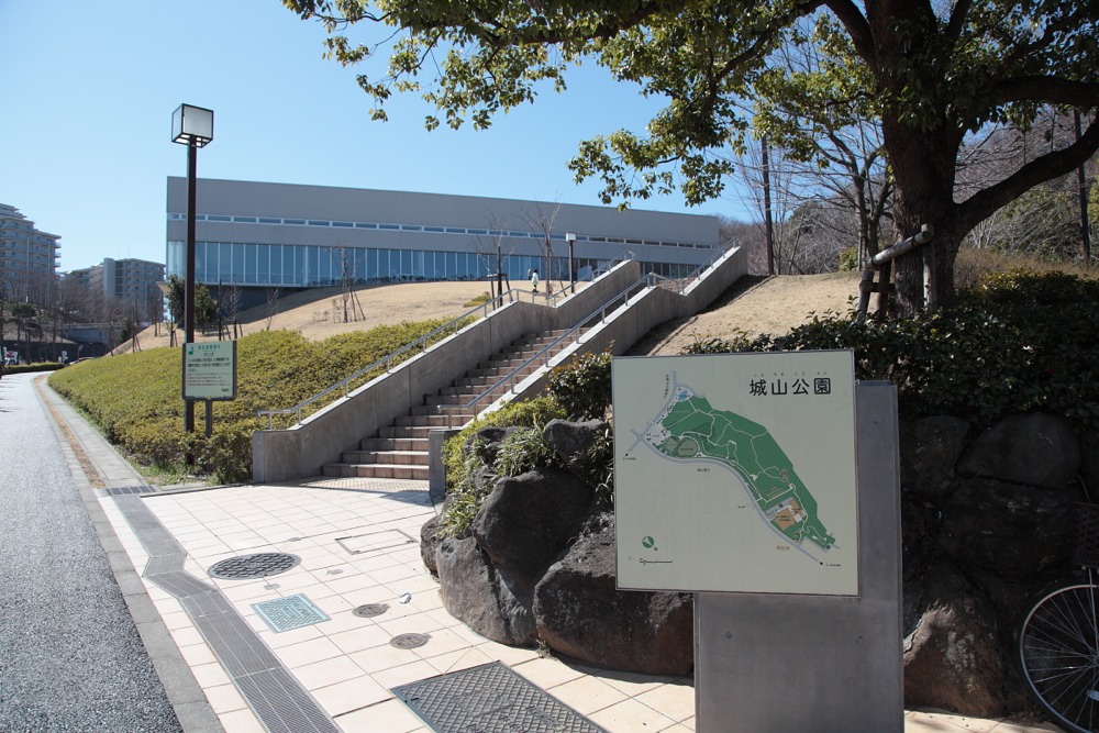 稲城市立中央図書館