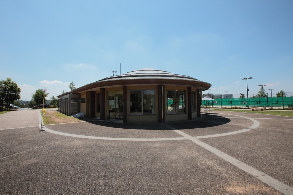 若葉台公園の管理棟とレストラン