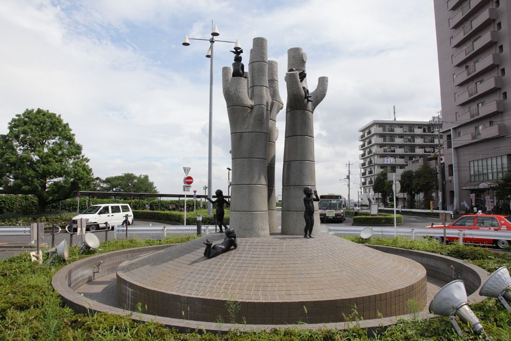 京王線 稲城駅前のオブジェ