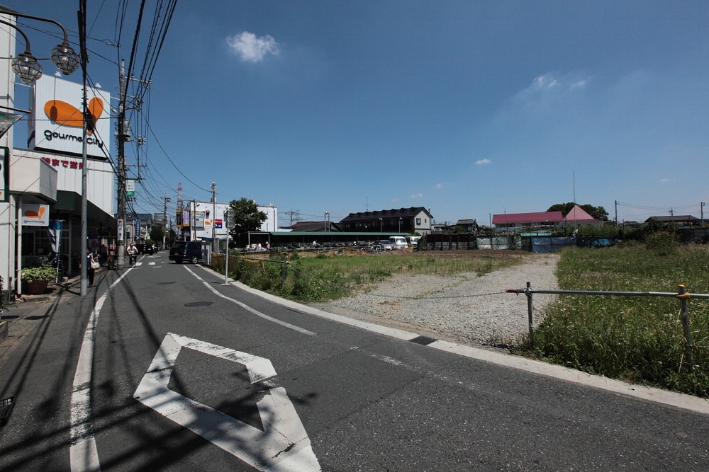 稲城長沼駅前