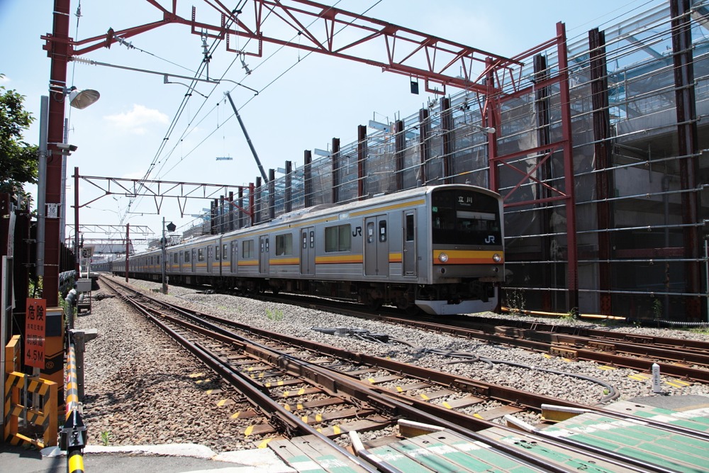 南武線 稲城長沼二号踏切と建築中の稲城長沼駅