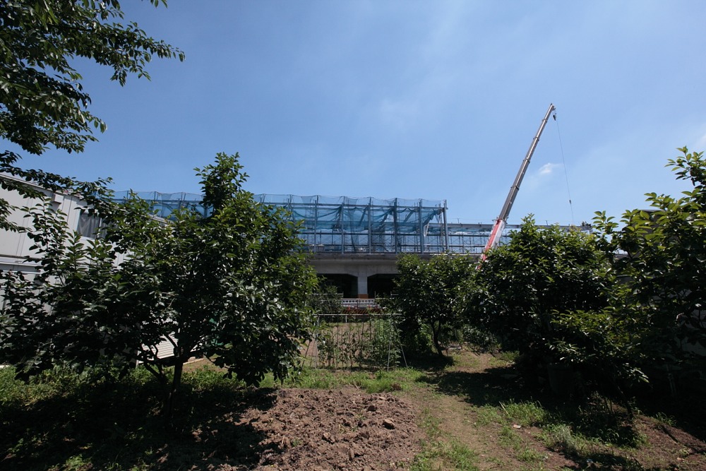 建築中の稲城長沼駅