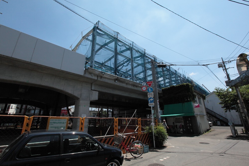 建築中の稲城長沼駅