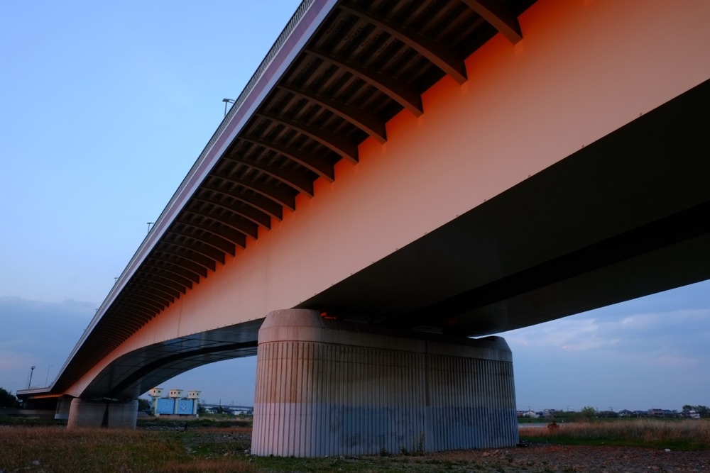 夕陽色の稲城大橋