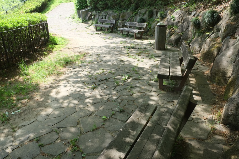 城山公園 劣化したベンチ