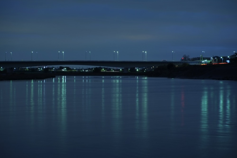 夜明け前の多摩川と稲城大橋