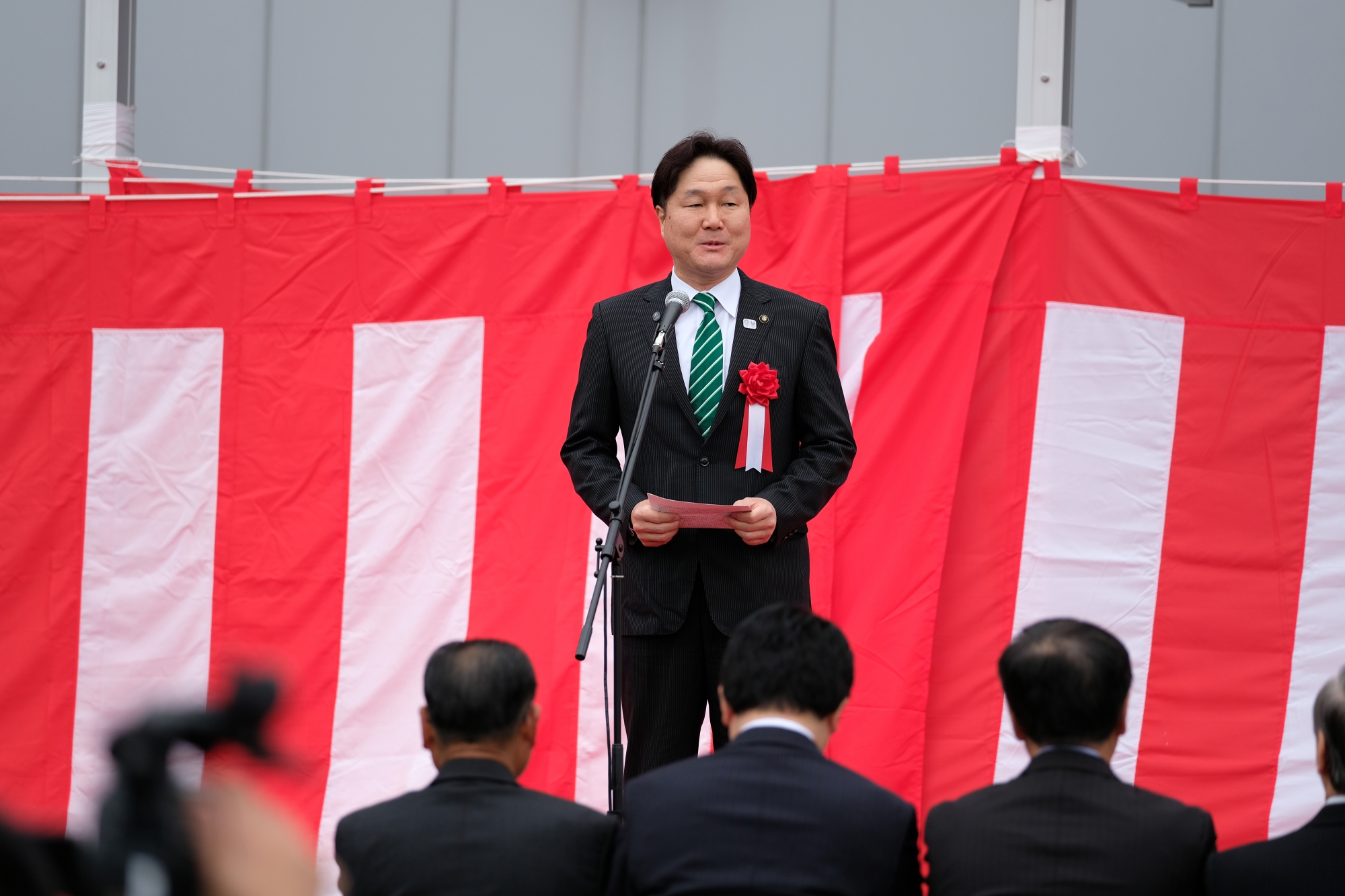 南多摩駅前まちびらき式典で挨拶をする高橋勝浩稲城市長