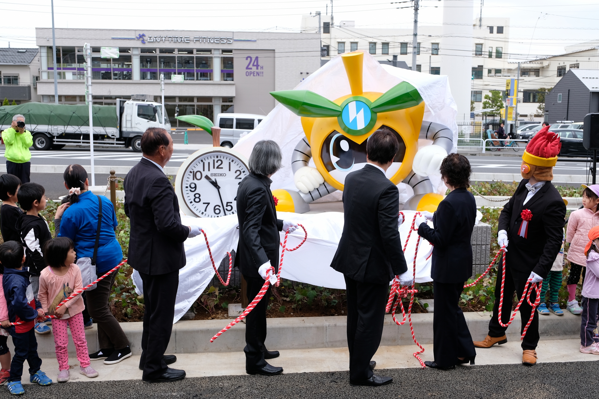 南多摩駅前まちびらき式典 稲城なしのすけ時計台の除幕式