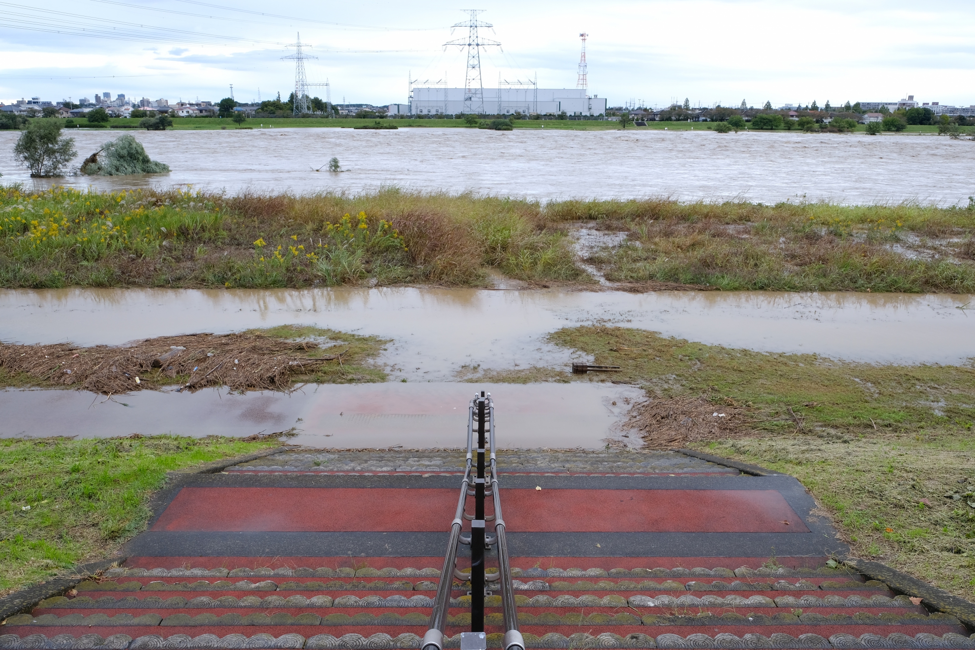 増水した多摩川 北緑地公園付近