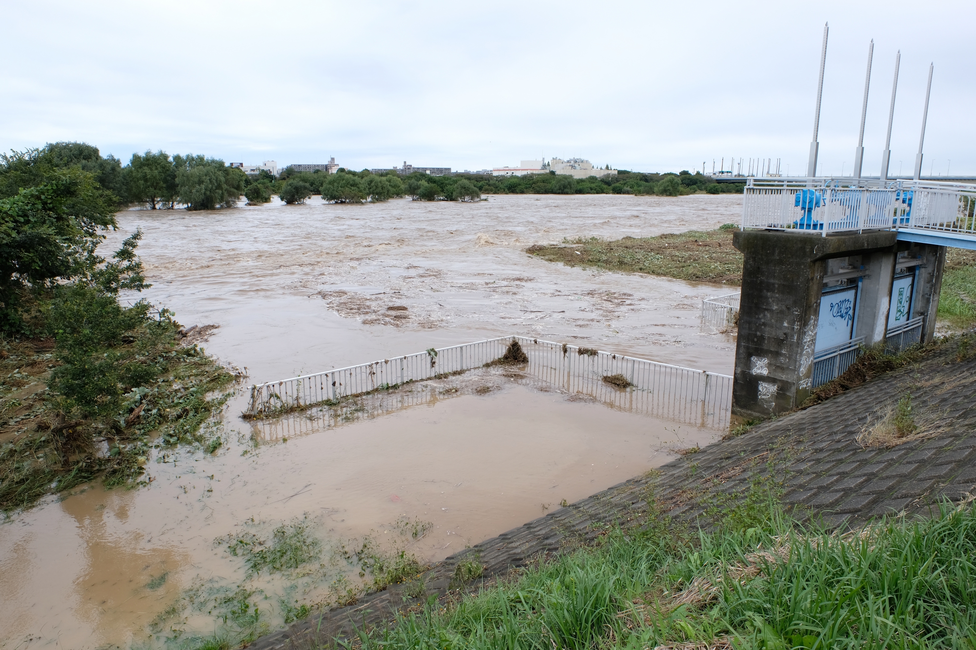 台風大雨で増水した多摩川への水門