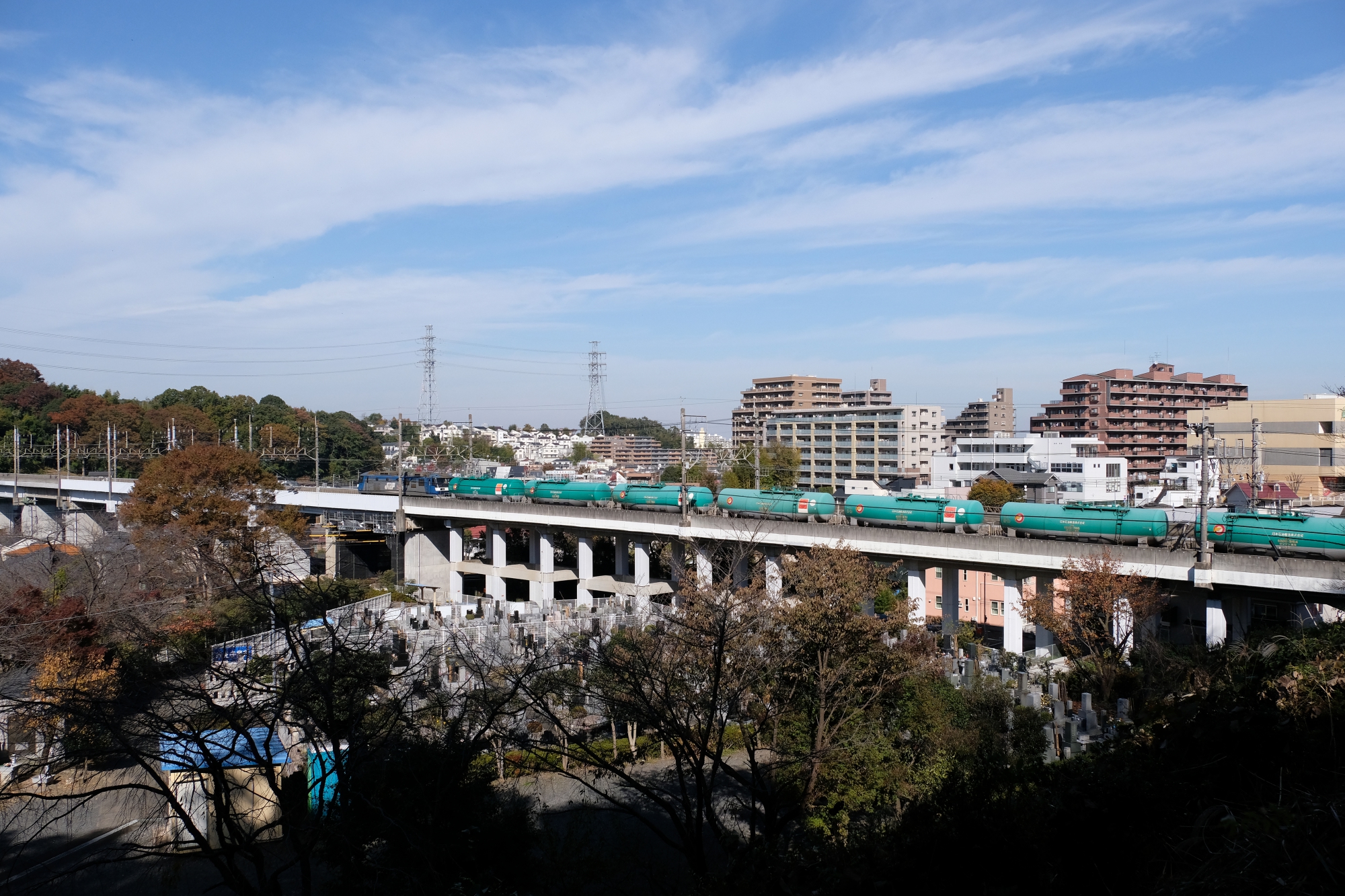 百村を通過する貨物列車